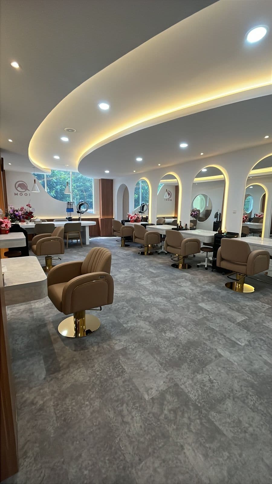 Area styling Mooi Kedoya dengan plafon lengkung