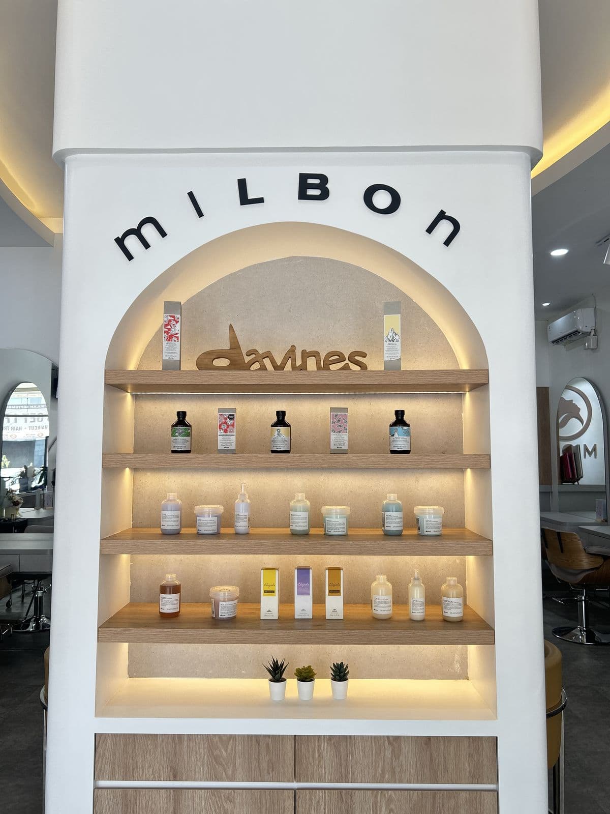 Rak produk Milbon dan Davines di Mooi Alam Sutera